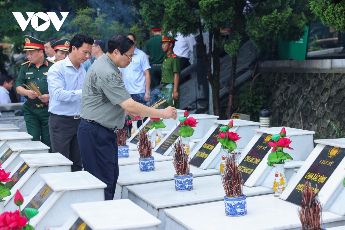 Thủ tướng dâng hương, dâng hoa tại Nghĩa trang liệt sĩ Quốc gia Vị Xuyên
